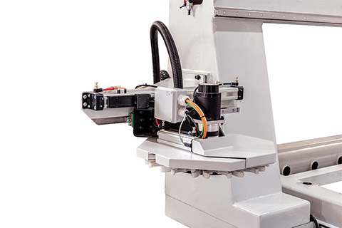 Auxiliary rotary tool changer